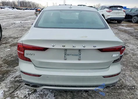 2021 Volvo S60 T8 Recharge R-Design z USA, uszkodzony, nr VIN 7JRBR0FZ6MG113194